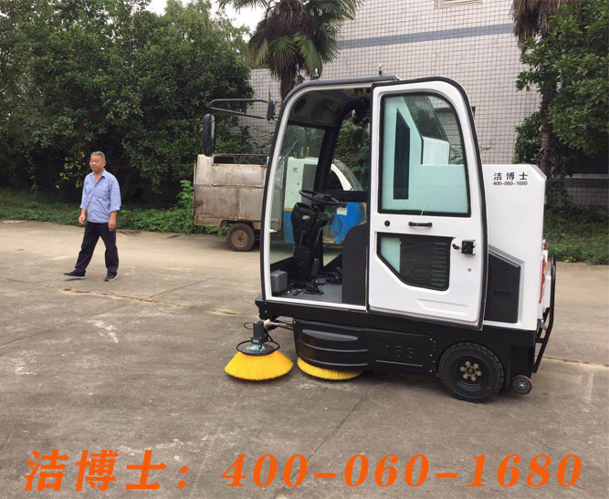 洁博士驾驶扫地车客户案例——广汉市新达物业管理有限公司