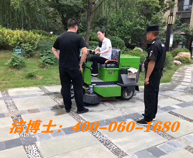 洁博士驾驶扫地车客户案例-上海华川保洁服务有限公司